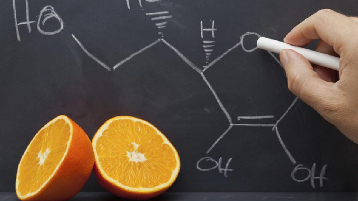 arancia e una sequenza di vitamine